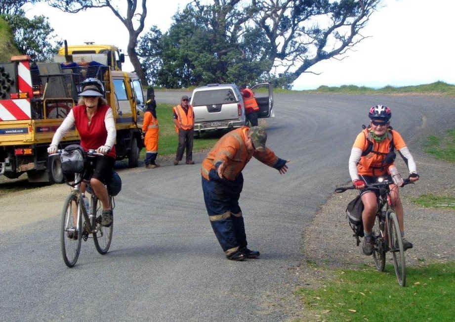 Road Workers making way (1)-001.jpg (185282 bytes)